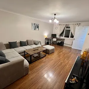Entire 3 Bedroom End Of Terrace House! Apartment