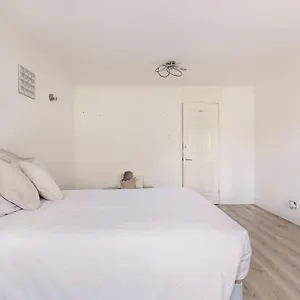 Luxury Terraced House In Thamesmead Homestay